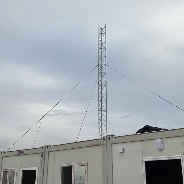 Field communications mast and site infrastructure