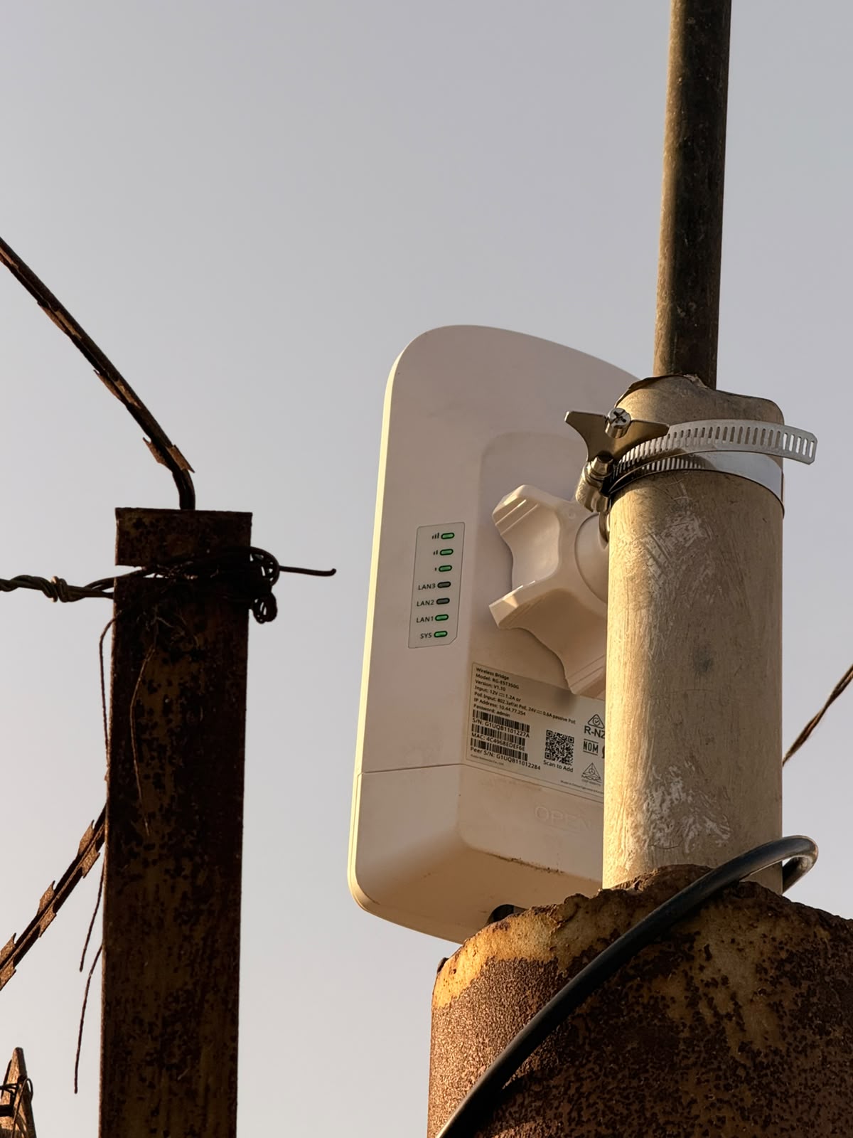 Outdoor point to point wireless backhaul unit